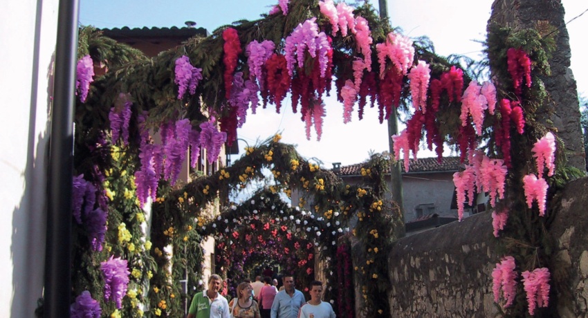 GRUISEO 1 - Papierblumenfest - Festa dei Fiori